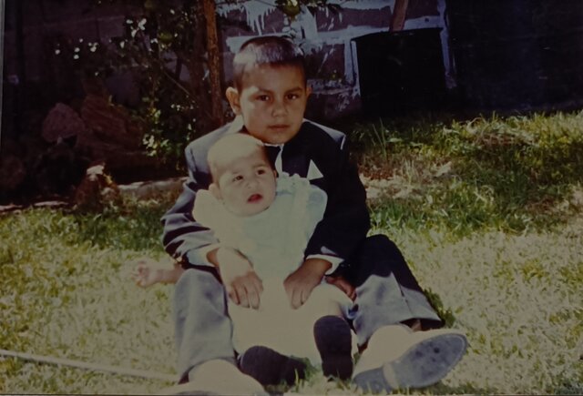 Primera foto con su hermano mayor
