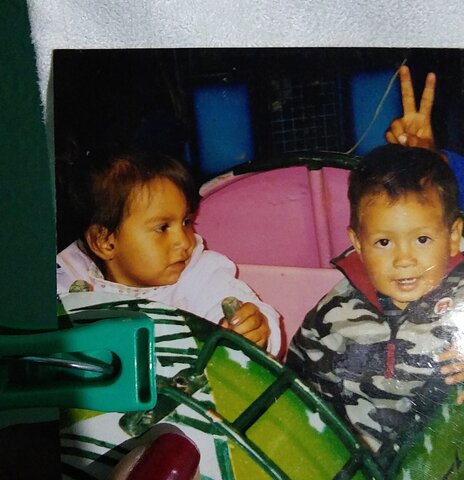 Fatima con su primo en la feria de Villanueva