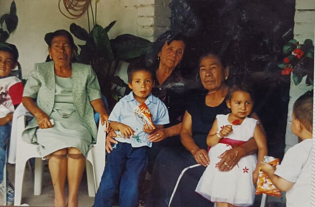 Cumpleaños de su abuelita materna