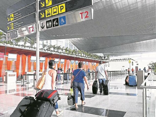 Viaje en avión a una ciudad