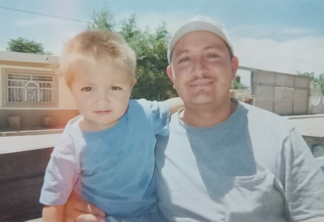 Su primera foto con su papá