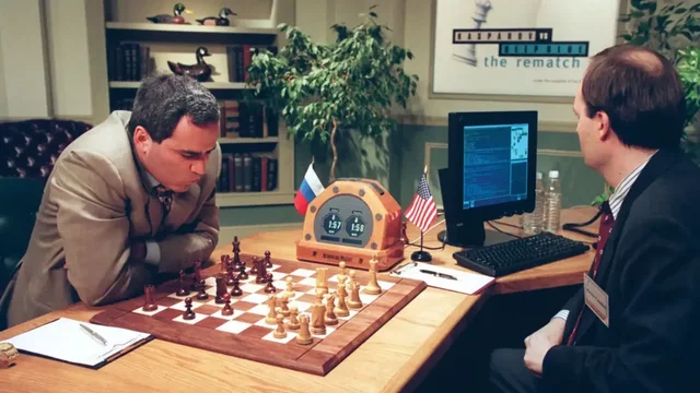 La máquina vence al hombre, jugando al ajedrez.