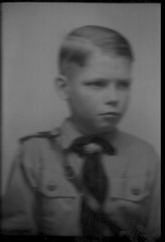 Gisbert (brother) starts visiting Deutsches Jungvolk meetings.