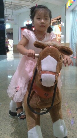 primera vegada muntant al cavall de joguina