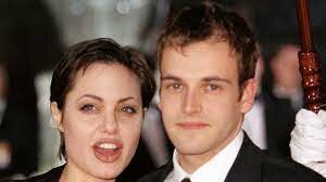 Se casa con Jonny Lee Miller