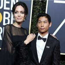 Adoptó a un niño de tres años