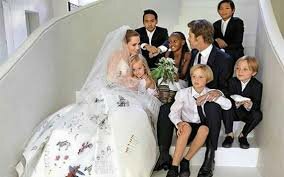 Se casa con Brad Pitt