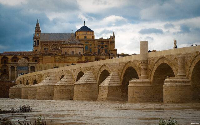 Se reconstruyen las murallas y el puente romano de Córdoba.
