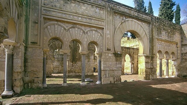 Comienza la construcción de la ciudad de Madinat al-Zahra.