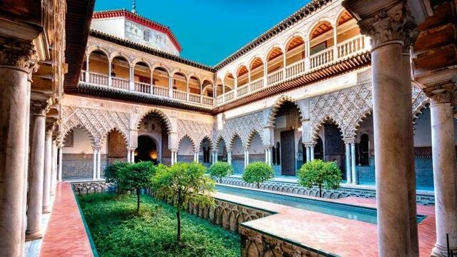 Comienzan las obras del Alcázar de Sevilla.