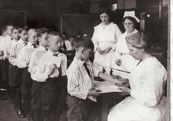 El Dr. Willem Kolff y el Dr. Tetsuzo Akutzu implantan el primer corazón artificial en un perro. El animal sobrevive 90 minutos.