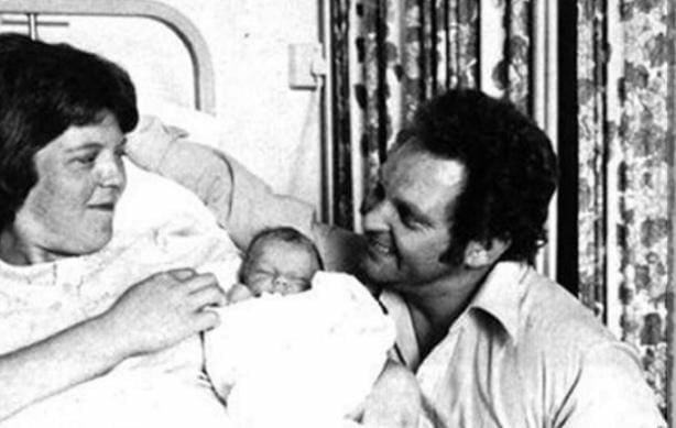 Nace en el Reino Unido el primer bebé probeta.