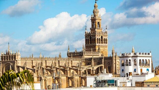 Comienza a construirse la Giralda de Sevilla.