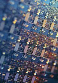 Uso de transistores. Se empequeñecen los ordenadores