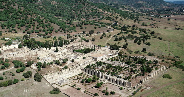 Comienza la construcción de la ciudad de Madinat al-Zahra.