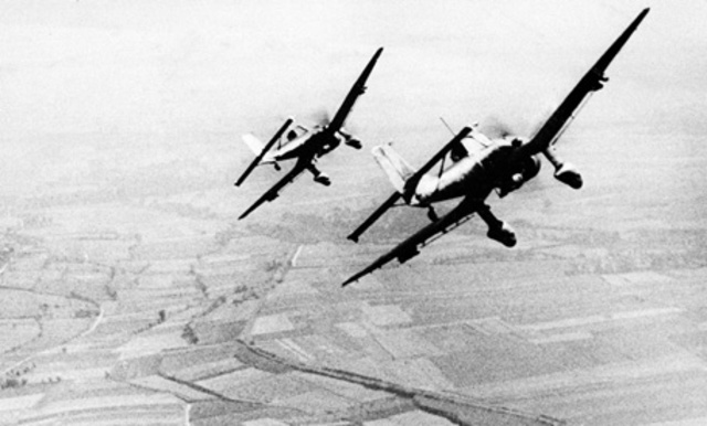 The Luftwaffe Bombs London