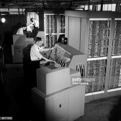 2. Alan Turing propõe o jogo de imitação (1950)