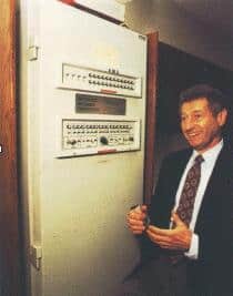 Conexión de las primeras computadoras entre 4 universidades estadounidenses a través de la Interface Message Processor de Leonard Kleinrock