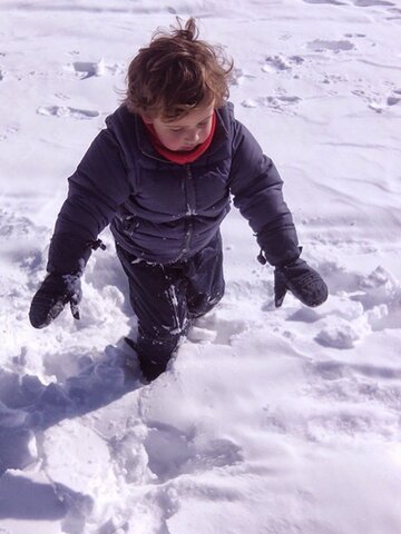 Em baij enfonsar en la neu