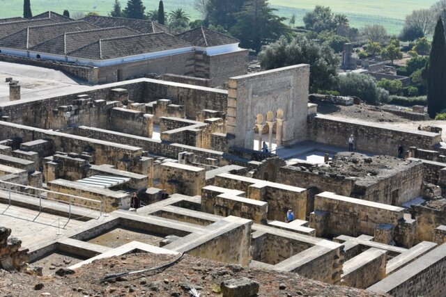 Comienza la construcción de la ciudad de Madinat al-Zahra