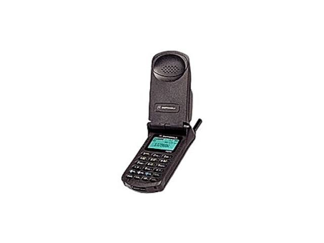 Motorola StarTAC is First Clamshell