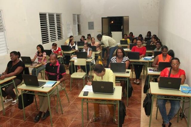 Programa Nacional de computadora para los docentes (COMPUMAESTRO)