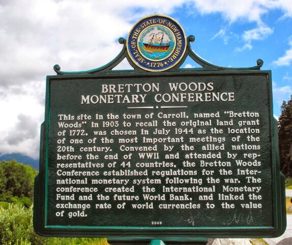 SE CREA EL SISTEMA FINANCIERO BRETTON WOODS Y EL FMI - 1944