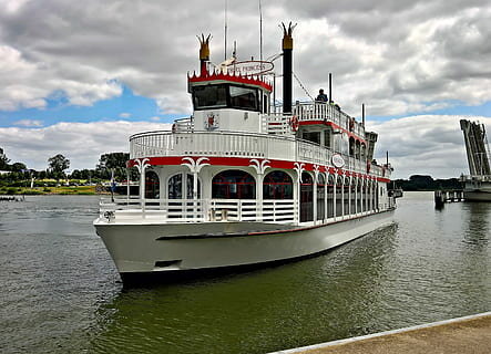 Jacques Perrier invents a steamship