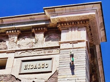 Cuelgan cabezas en cada esquina de la Alhóndiga de granaditas