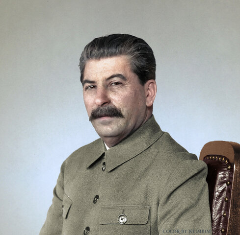 Stalin se suicida en su bunker de Moscú