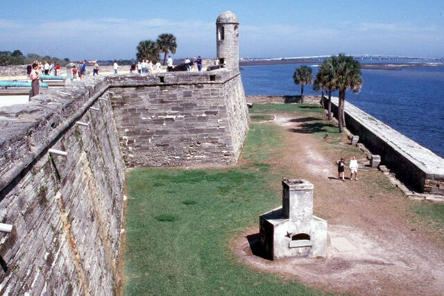first permanent spanish settlement is established at st. augustine