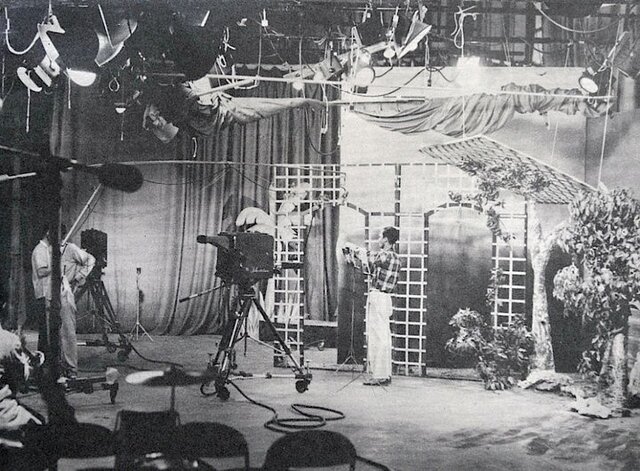 Se inaugura la televisión.