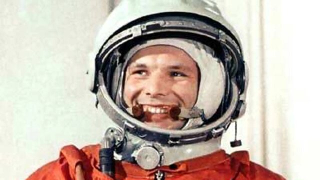 Yuri Gagarin se convierte en el primer hombre en orbitar la Tierra