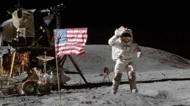 Neil Amstrong y Buzz Aldrin caminan sobre la luna como parte de la misión Apollo 11
