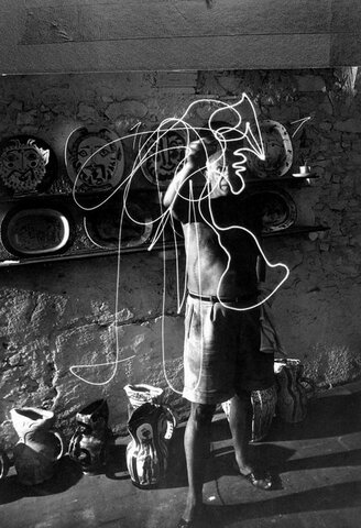Picasso dibuixant amb llum