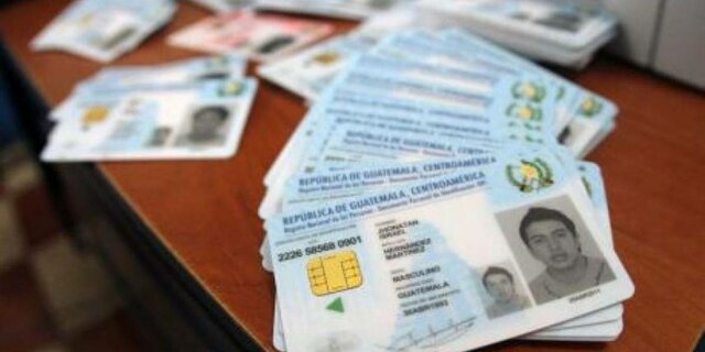 Entrega de los primeros Documentos de Identificación de las Personas (DPI)