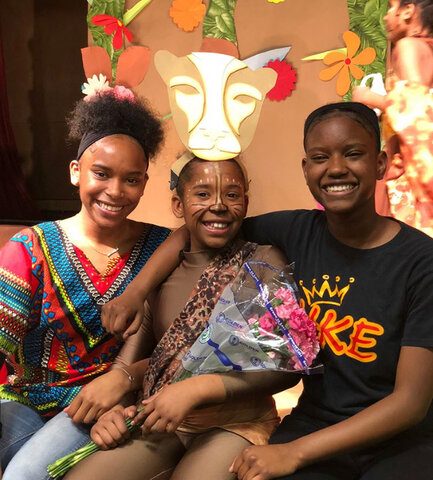 Ma souer joue à The Lion King à l'école.