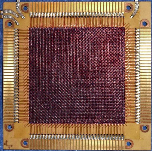 La memoria de núcleo de acero.