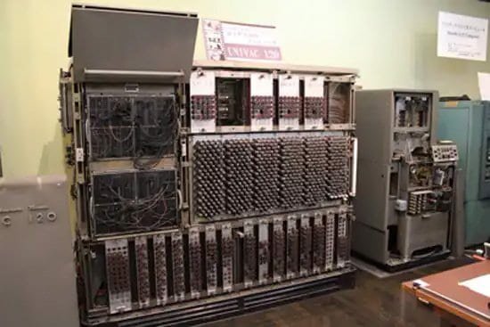 primera computadora comercial es inventada, llamada UNIVAC