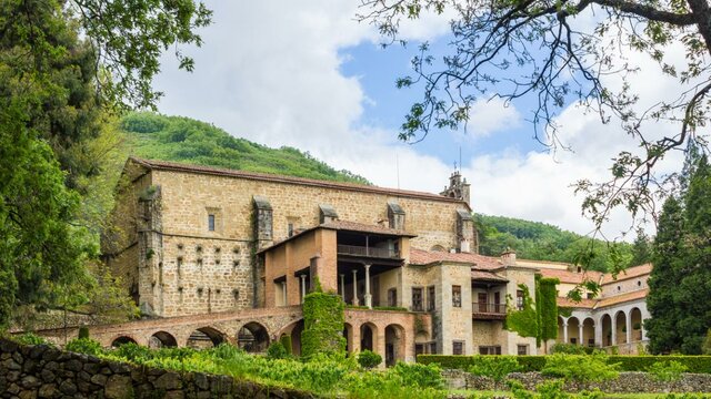Carlos I abdica en su hijo Felipe y en su hermano Fernando. Se retira al monasterio de Yuste, donde muere 1558.