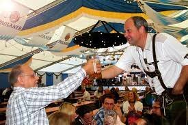 Felix Neumann kommt nach Berlin, um Helmut Müller zu besuchen.