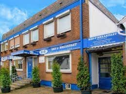 Felix hat ein Zimmer in einen Pension gebucht. Er ist Zufrieden.