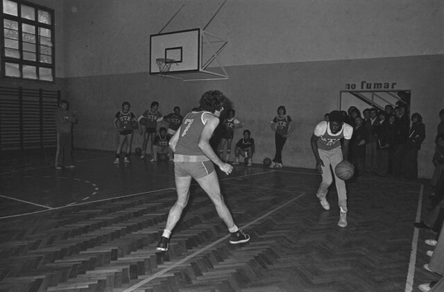 Primer partido entre Universidades.