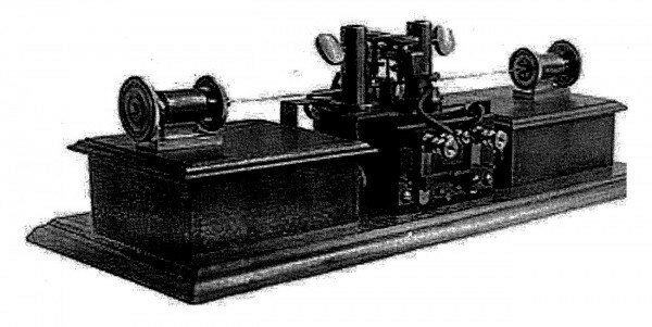 EN EL AÑO 1893 PRESENTO SU VERSIÓN DE LA RADIO.