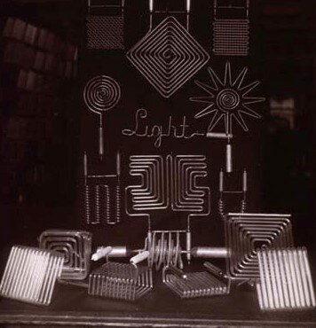 EN EL AÑO 1896 TESLA PRESENTO LOS PRIMEROS LETREROS DE LUCES DE NEÓN.