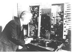 KDKA goes on the air from Pittsburgh