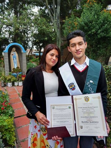 Consegui mi diploma como bachiller