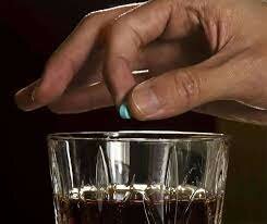 Die Bedienung stellt K.O. Trophen ins Bier. Dann die Männer in uniform tragen die opfer aus der zelt und Räuben sie. Danach bringen sie die opfer and der Isar.