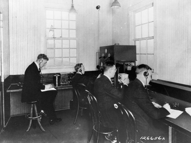 KDKA goes on the air from Pittsburgh