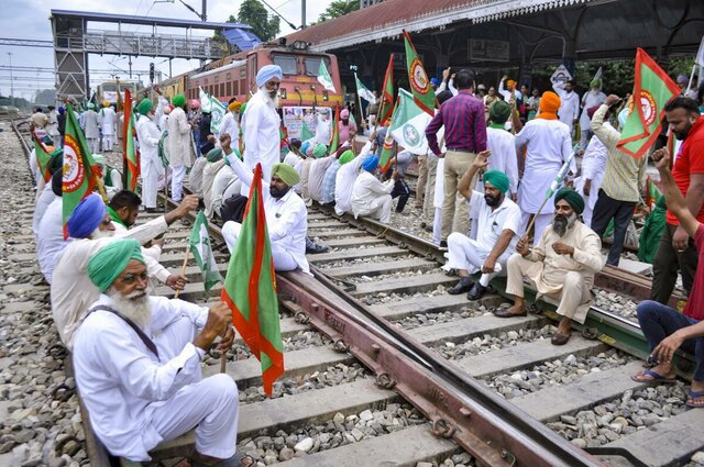 Punjab farmers stage a three day Rail-Roko movement